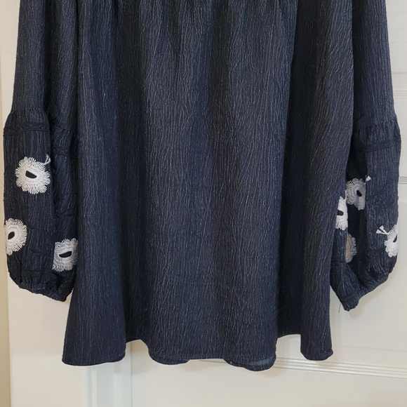Miami Blue Jean Denim Look Pullover Top Accented with Embroidery on sleeves Sz S - Picture 4 of 5